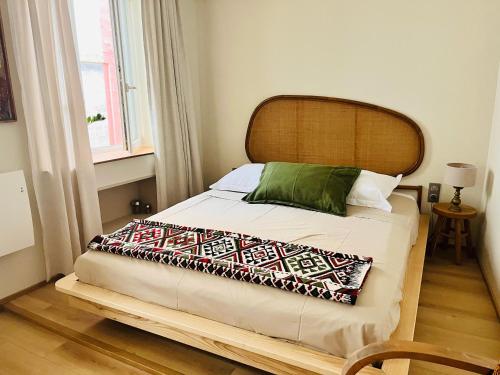 a bed with a wooden headboard in a bedroom at Le Piano dans la Vigne in Barr