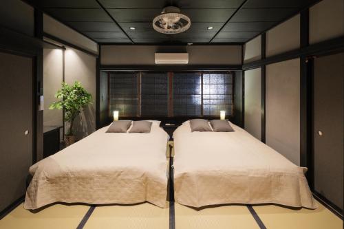 a bedroom with two beds and a window at SNUGGLE2222 Hakone Iriuda in Odawara