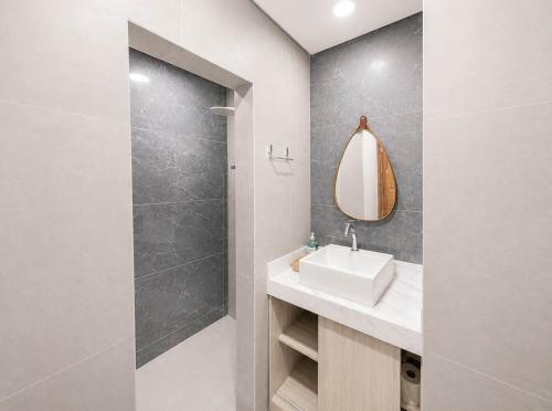 a bathroom with a sink and a shower at Maragogi Praia Hotel in Maragogi