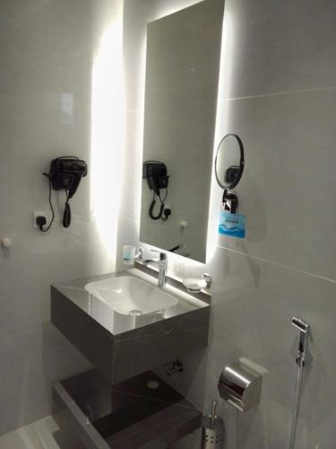 a bathroom with a sink and a mirror at فندق نوفا ستاي in Nughaylah