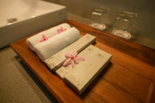 a table with two towels and a sink in a bathroom at Mountree Munnar by Kondody Hotels in Anachal