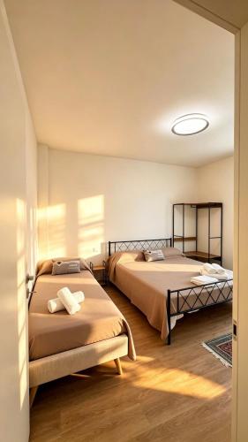 two beds in a room with two bedsvisor at Casa Gigi a Sottomarina in Chioggia