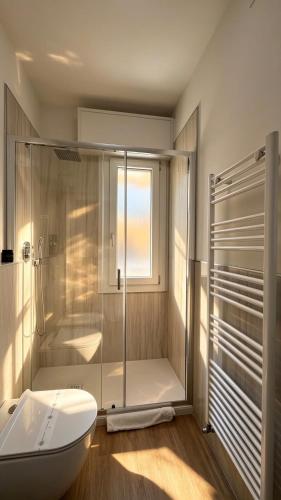 a bathroom with a shower with a toilet and a tub at Casa Gigi a Sottomarina in Chioggia