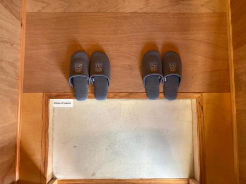 a row of shoes sitting on top of a drawer at 8月1日オープン クリエイターズinn 宇野港近い トイレ風呂部屋にあり Uno collage in Tamano