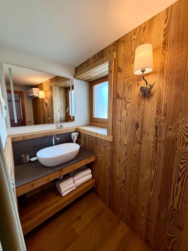 a bathroom with a sink and a window at Agriturismo Ortesida in Morbegno