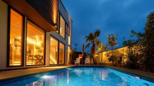 a swimming pool in the backyard of a house at 2026年8月新築,海直結!!ビーチフロント,オーシャンビュー,プール,サウナ付きヴィラ---Taito Pool EDGE--- in Chōjamachi