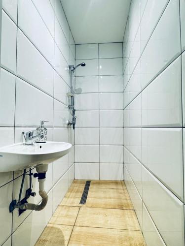 Private Rooms in Affordable 5-Bedroom Apartment