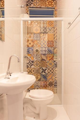 a bathroom with a toilet and a sink and a shower at Pousada e Hostel São Paulo Comfort - Bairro Pinheiros, próximo Hospital das Clínicas e Incor, Oscar Freire, Av Paulista, Allianz, Vila Madalena e fácil acesso ao Ibirapuera e Morumbi in Sao Paulo