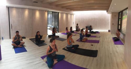 a group of people sitting in a yoga class at OMZ - Olas de Matanzas in Matanzas