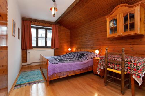 ミッターバッハにあるHaus W5 - DorfResort Mitterbachの木製の壁のベッドルーム1室(ベッド1台付)