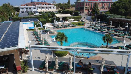 Piscina a Perinthos Hotel o a prop
