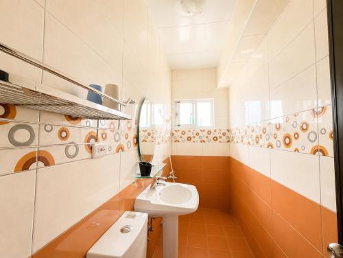 a bathroom with a sink and a mirror at Du Du Hao B&B in Yung-an-ts'un