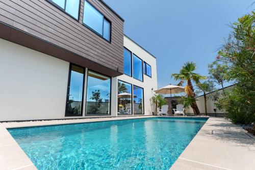 a swimming pool in front of a house at 2026年8月新築,海直結!!ビーチフロント,オーシャンビュー,プール,サウナ付きヴィラ---Taito Pool EDGE--- in Chōjamachi