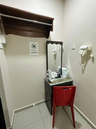 a mirror and a red table in a room at Hotel Lean Fatt in Ipoh