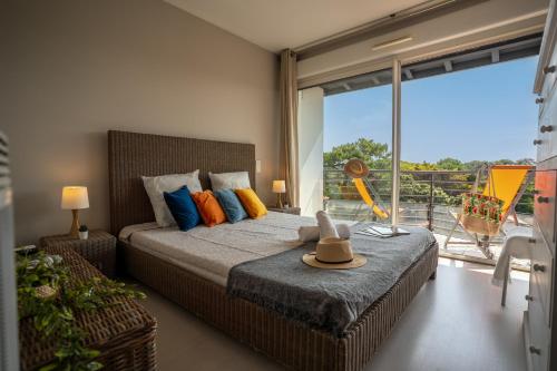 a bedroom with a bed with a hat on it at Plage Centrale in Soorts-Hossegor