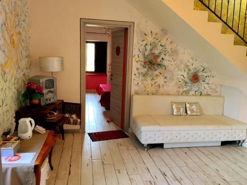 a living room with a white couch and a staircase at Lavillafortuna in Casa Pantano