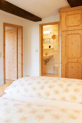 Una cama o camas en una habitación de Höhengasthof Rössle