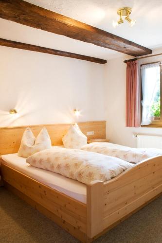 Una cama o camas en una habitación de Höhengasthof Rössle