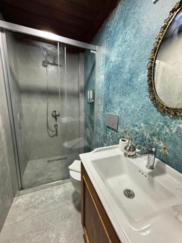 a bathroom with a sink and a shower at Duru Hanım Konağı in Bursa