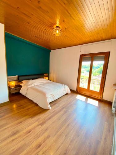 a bedroom with a bed and a wooden ceiling at Casa d'Eva in Pont-en-Royans