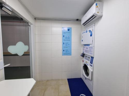 a laundry room with a washer and dryer at Flat em Frente a USP - Centrinho - CPO - Sem Garagem in Bauru