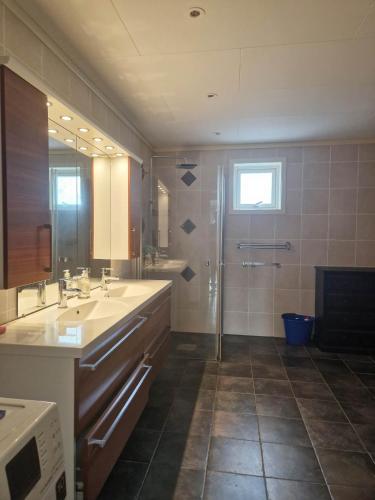 a large bathroom with two sinks and a shower at Trysil sentrum apartment in Trysil