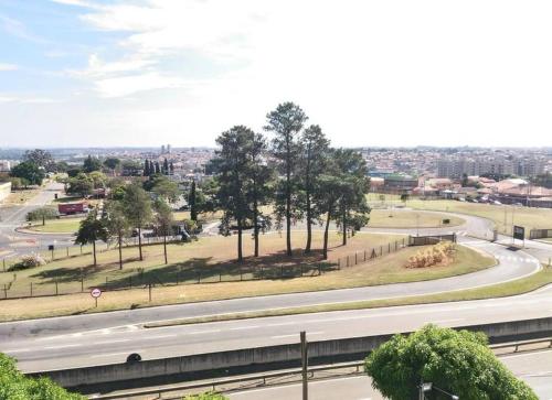 an empty road in a park next to a highway at Assay Plaza Hotel in Hortolândia