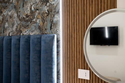 a mirror on a wall next to a towel at Guest house terra mia a Toledo in Naples