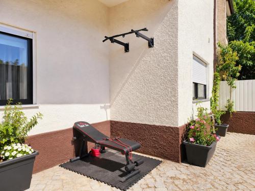 7Min to Uni Sé-Velha - AC - BBQ & Gym - Work Desk - 300MBs WiFi - Suite 1