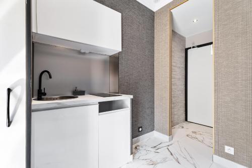 Nice Renting - 4FRANCE - Luxe Suite & Comfort Seafront Massena photo 8