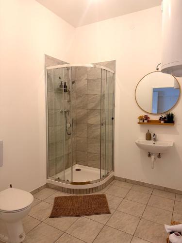 a bathroom with a shower and a toilet and a sink at Apartments Chloe - Top 5 in Hollabrunn