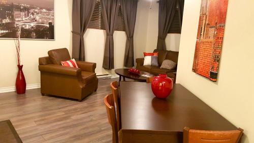 uma sala de estar com uma mesa e duas cadeiras em 1-Bedroom Apartment Sweet #8 by Amazing Property Rentals em Gatineau