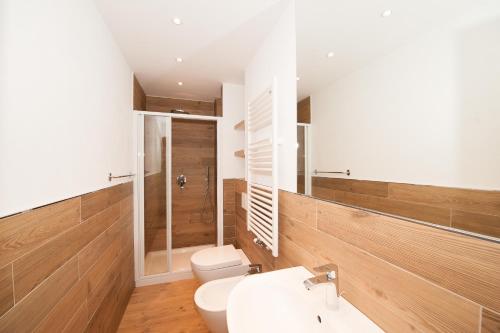 a bathroom with a toilet and a sink and a shower at Casa Gatta 2-3 Camere, 1 o 2 Bagni in Madonna di Campiglio