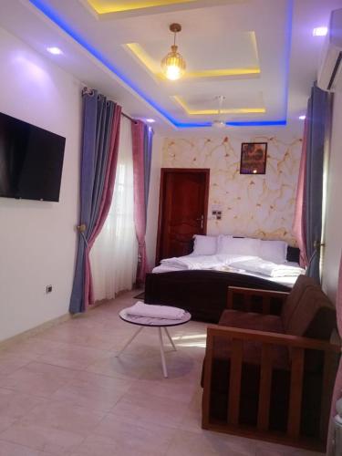 ein Schlafzimmer mit einem Bett und einem violetten Licht in der Unterkunft Hotel Mandelson in Godomey