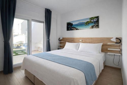 a bedroom with a large bed and a large window at Eliza Meraki in Ofrínion