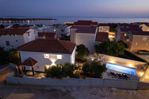 Tikas Blue - Luxe Pool Villa with Olive garden