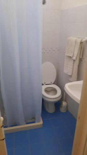 a bathroom with a toilet and a tub and a sink at Il fortino affittacamere in Porto Santo Stefano