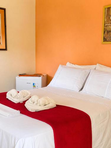 two towels on two beds in a room at Pousada Sítio Xodó in Santana do Riacho