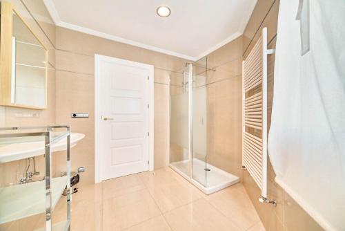 a bathroom with a shower and a glass door at Ver Venir, acogedoras habitaciones con piscina in Garínoain