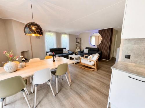 a kitchen and living room with a table and chairs at Weidezicht in Ermelo