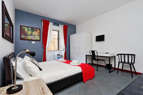 ローマにあるCozy Apartment Fabia 300 mt from Colosseumのベッドルーム1室(ベッド1台、デスク、テーブル付)