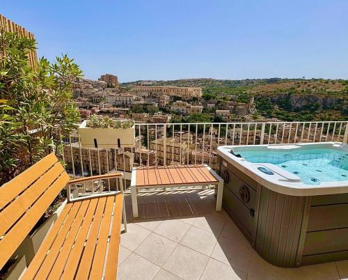 ein Whirlpool auf einem Balkon in der Unterkunft Itria Modica in Modica