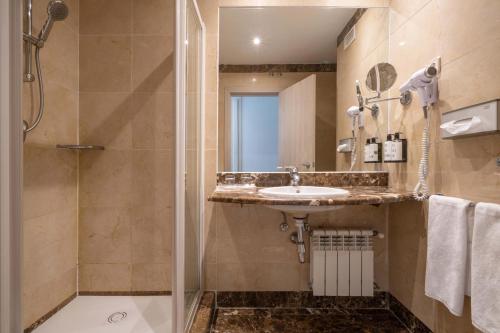 a bathroom with a sink and a shower at Crisol Leganés in Leganés