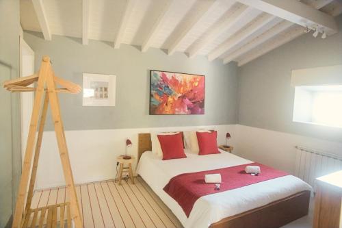 a bedroom with a bed and a wooden tripod at Quinta Dos Ribeiros in Alpalhão