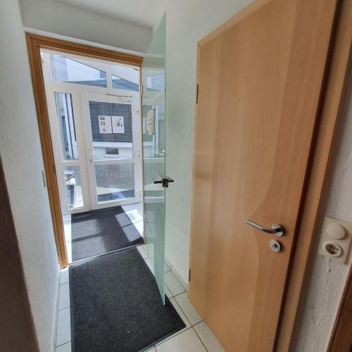 a door leading to a hallway with a glass door at Unterkunft in Kreuz 49 in Bayreuth