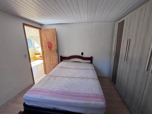 a small bedroom with a bed in a room at BECO 6 house in Petrópolis