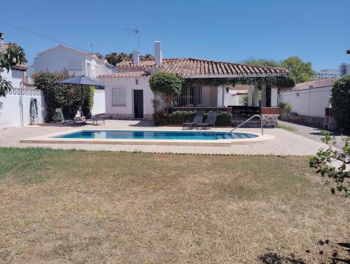 Amplia y acogedora casa con piscina, cerca de playa y puerto marina