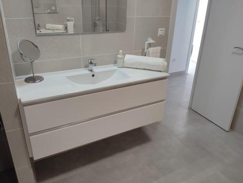 Amplia y acogedora casa con piscina, cerca de playa y puerto marina