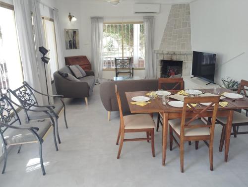 Amplia y acogedora casa con piscina, cerca de playa y puerto marina