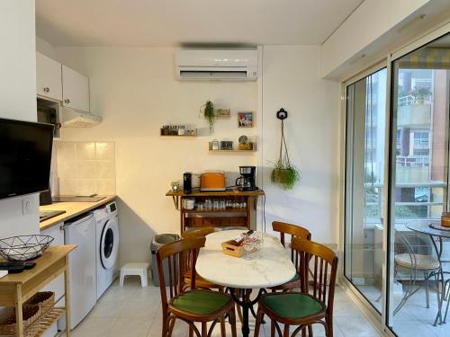 Studio climatisé à deux pas de la plage et de la marina